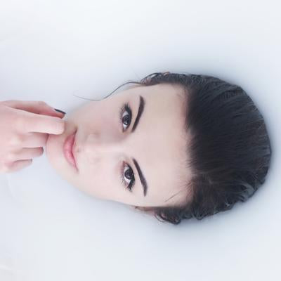 Proč si holky pořád sahají na obličej a jak to udělat, aby přestaly