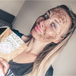 MARK coffee face scrub - s tea tree na akné