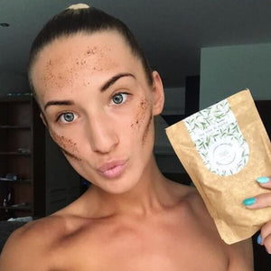 MARK coffee face scrub - s tea tree na akné